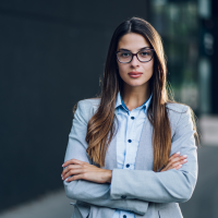 business-woman-standing-outside-2023-11-27-05-02-17 Urh. zamrznutitonovi web business-woman-standing-outside-2023-11-27-05-02-17 Urh. zamrznutitonovi web