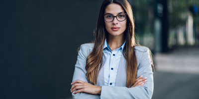 business-woman-standing-outside-2023-11-27-05-02-17 Urh. zamrznutitonovi web